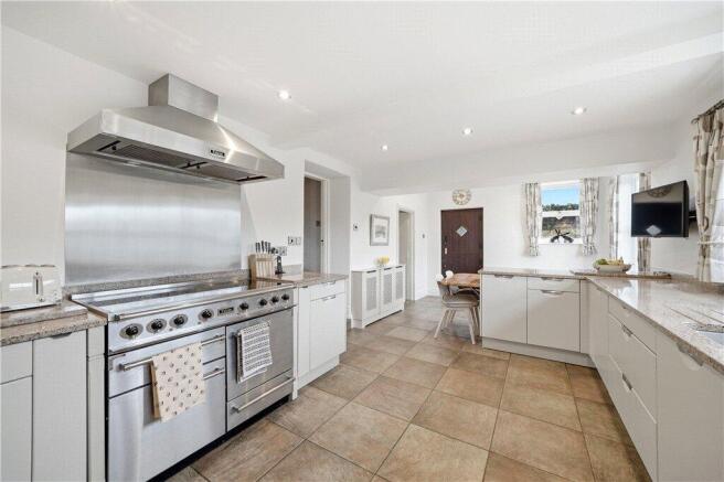 5 bed Detached for sale Image 7
