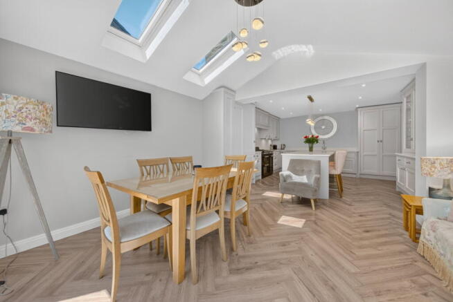 5 bed Detached for sale Image 5