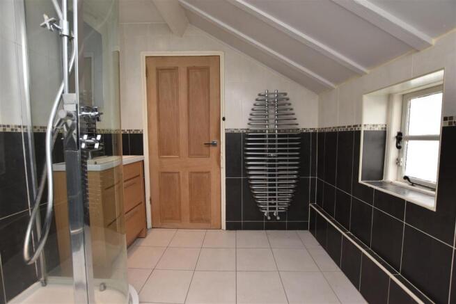 PRINCIPAL SHOWER ROOM