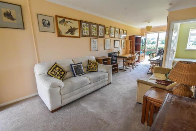LOUNGE/DINING ROOM