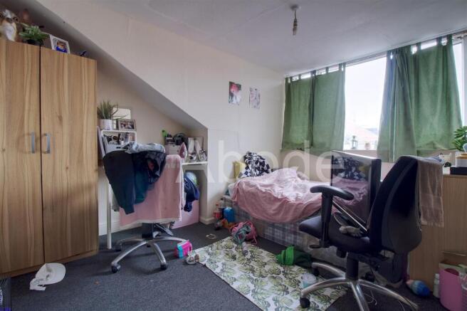 4 bed House to rent Image 7