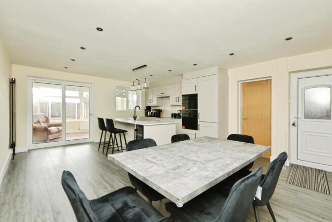 4 bed Detached for sale Image 4