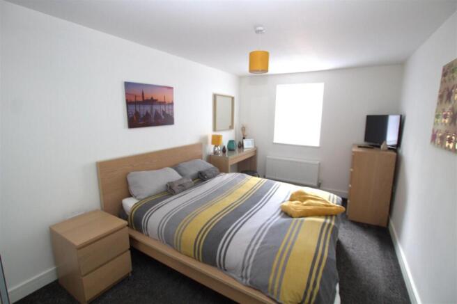 2 bed Apartment to rent Image 4