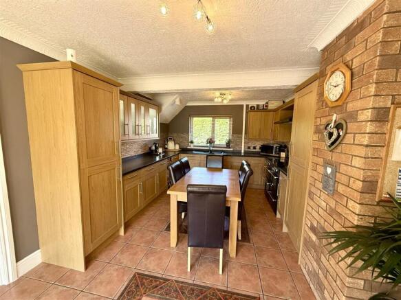 KITCHEN/LIVING ROOM