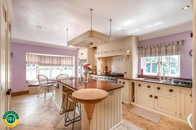 6 bed Detached for sale Image 4