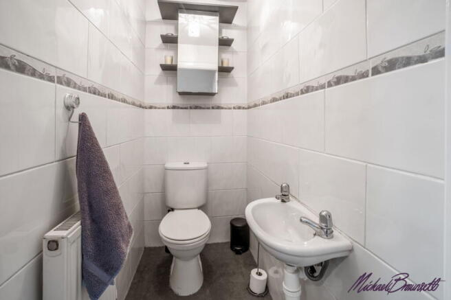 5 bed Detached for sale Image 11