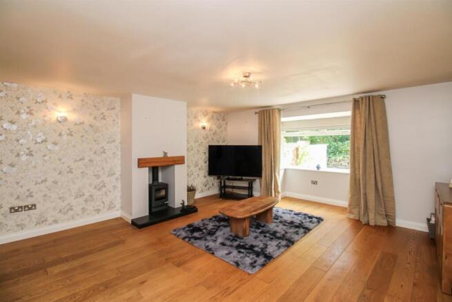 5 bed Detached for sale Image 8