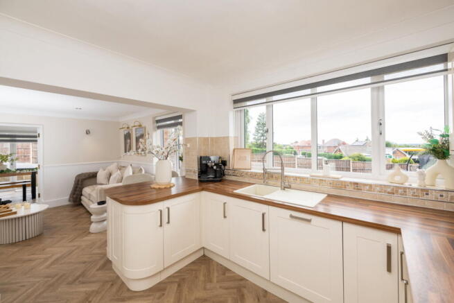 4 bed Detached for sale Image 5
