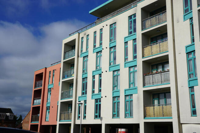 We are delighted to offer this fully furnished, m