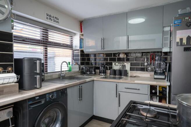 https://apollo.street.co.uk/street-live/tr:pr-true,n-property_small_fill_crop/properties/general/70631073/DSC09680.jpg