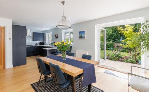 IMMACULATE DETACHED FAMILY HOME - Hooke Close, Freshwater