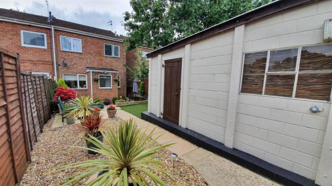 Garage/garden