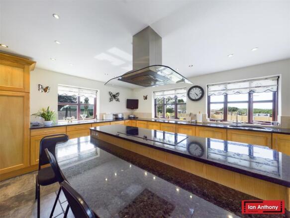 KITCHEN / BREAKFAST ROOM