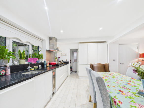 CAM02909G0-PR0507-STILL013