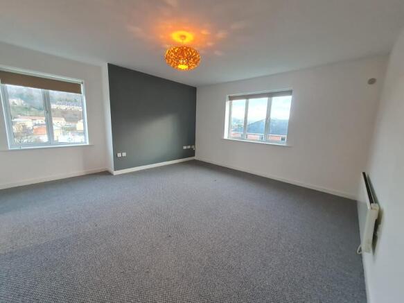 2 bed Apartment to rent Image 4