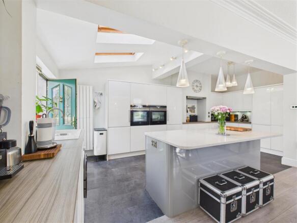 4 bed Semi-Detached for sale Image 7