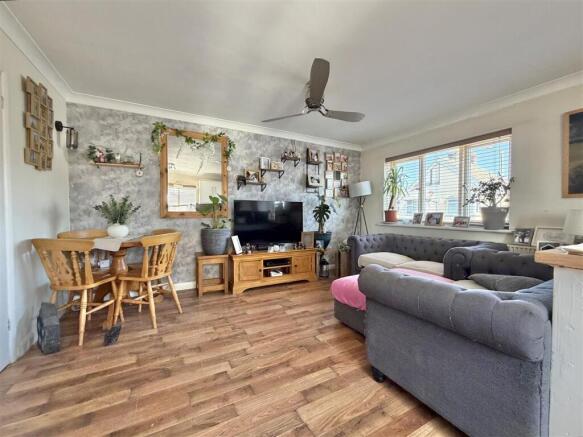 LOUNGE/KITCHEN