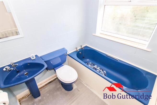 FIRST FLOOR BATHROOM