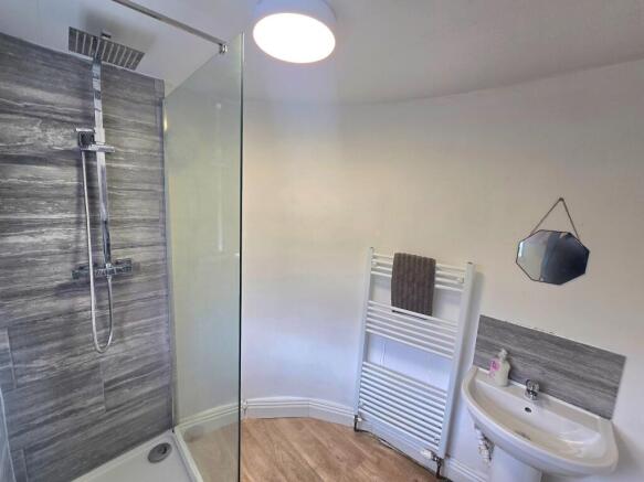 4 bed Terraced to rent Image 5