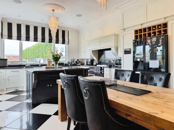5 bed Detached for sale Image 4
