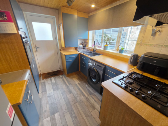 3 bed Semi-Detached for sale Image 8