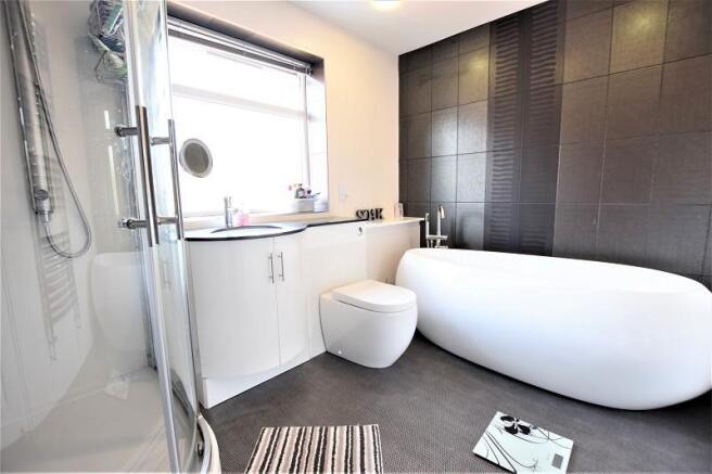 En-suite bathroom/shower room