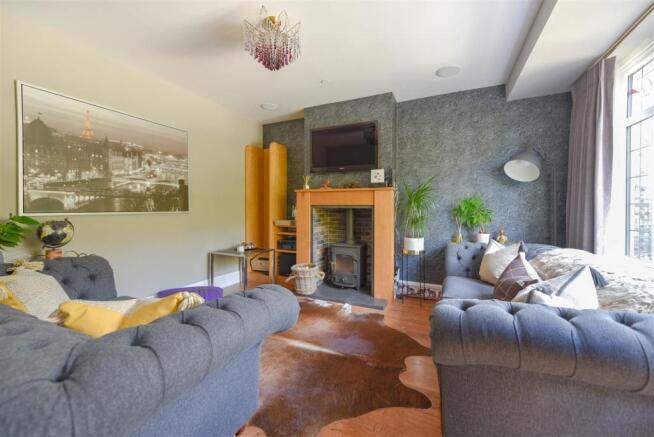 FRONT LOUNGE