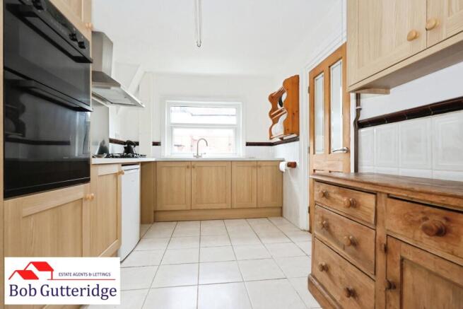 FITTED KITCHEN