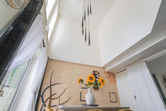 4 bed Detached for sale Image 8