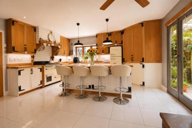 Kitchen a.jpg