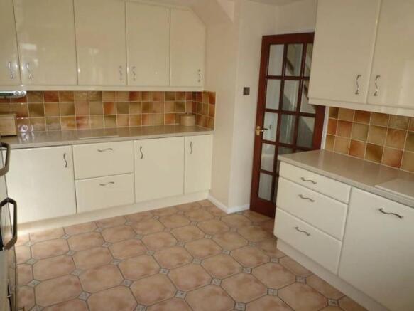 SUPERB RE FITTED KITCHEN