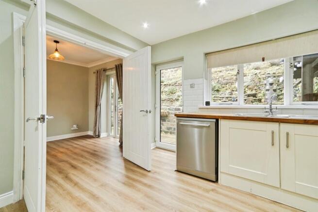 5 bed Detached for sale Image 6