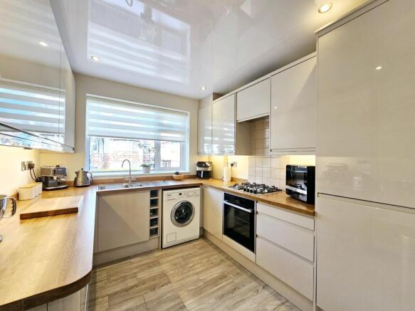 2 bed Flat for sale Image 5