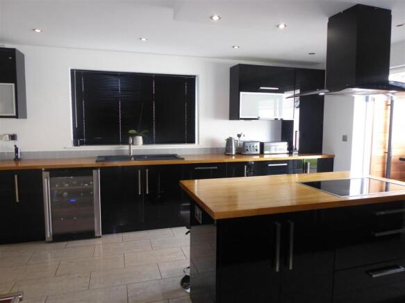 KITCHEN/BREAKFAST ROOM