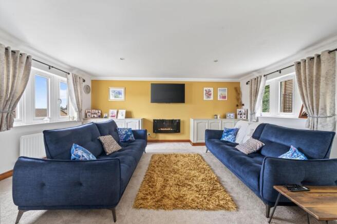 5 bed Detached for sale Image 4