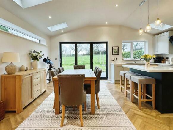Kitchen / Dining Area