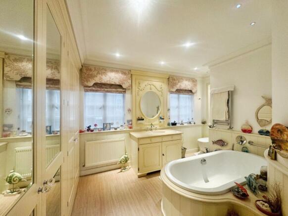 MAIN EN-SUITE