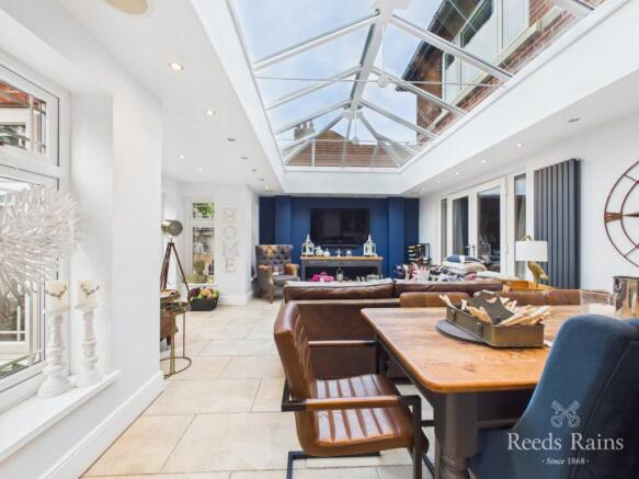 5 bed Detached for sale Image 4