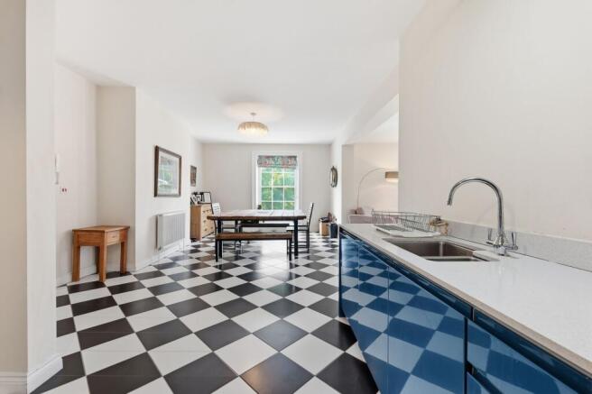 3 bed Apartment for sale Image 7