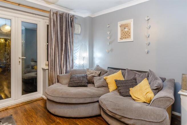 8403354-interior01.jpg