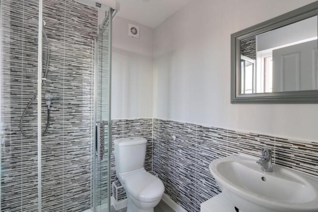 Master bedroom en...