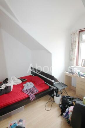 4 bed House to rent Image 5
