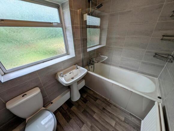 49 Brookthorpe bathroom.jpg