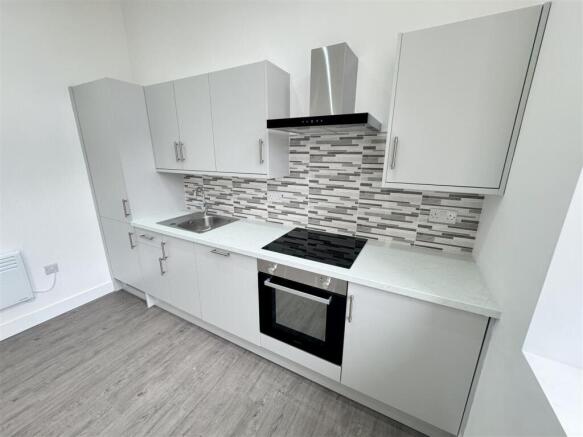 3 bed Apartment to rent Image 4