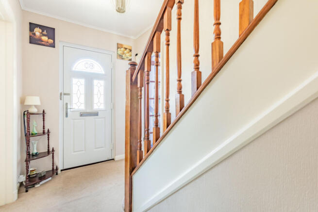 SPACIOUS ENTRANCE HALLWAY