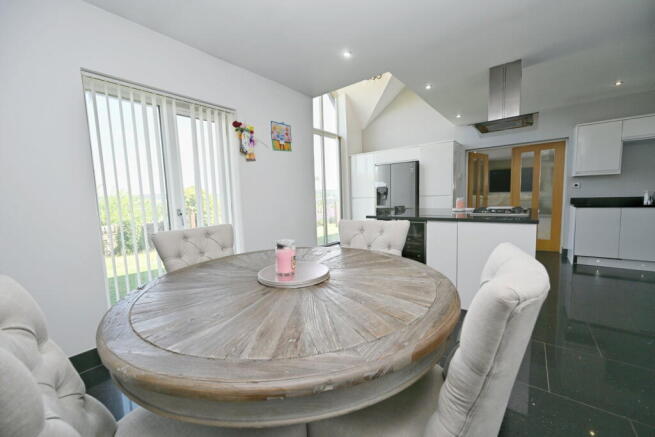 5 bed Link Detached House for sale Image 5