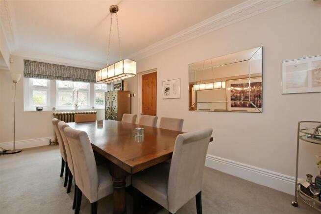 5 bed Detached for sale Image 11