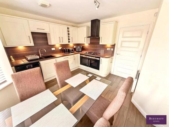 3 bed Semi-Detached for sale Image 4