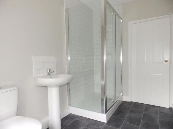 4 bed House to rent Image 11