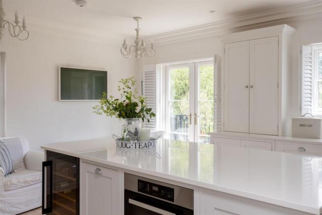 5 bed Town House for sale Image 7
